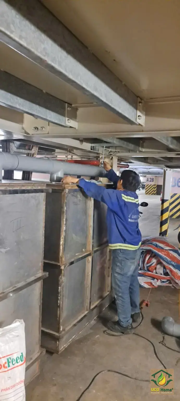 Về Chúng Tôi Kỹ thuật viên UCOHome lắp đặt hệ thống thu gom dầu ăn cũ